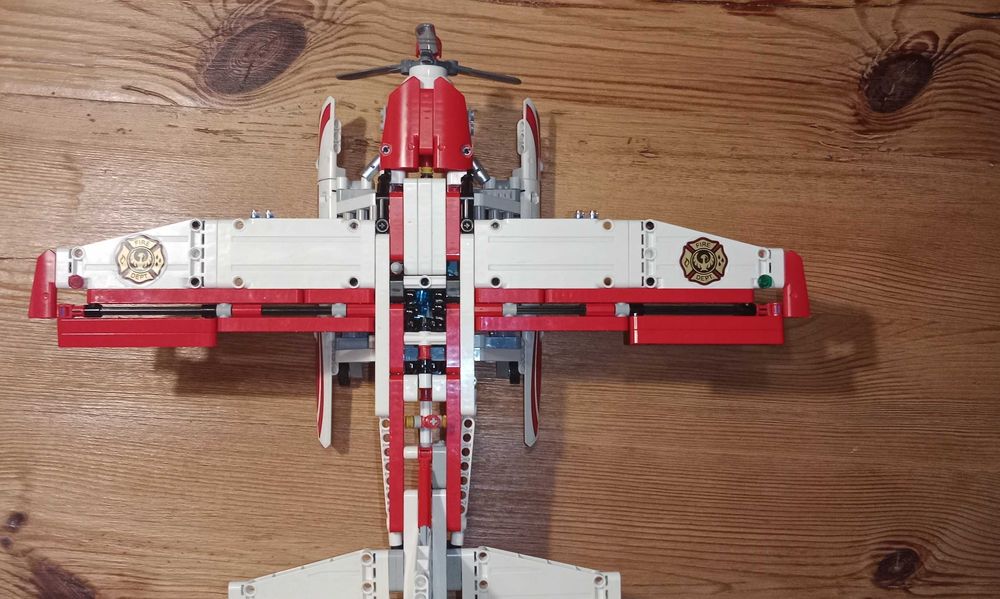 Lego Technic 42040 samolot strażacki 2w1