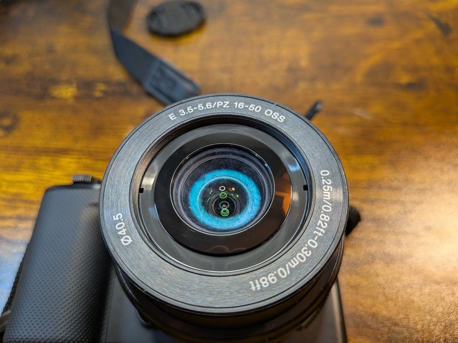 Sony ZV-E10 + 16–50mm + 2 mikrofony + akcesoria – stan jak nowy