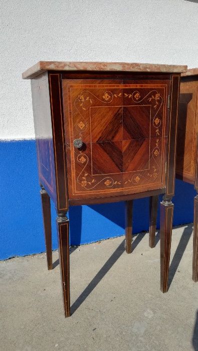 Par de Mesinhas de Cabeceira Antigas