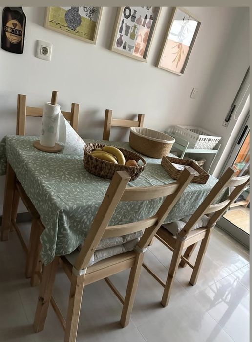Mesa e 4 cadeiras em madeira