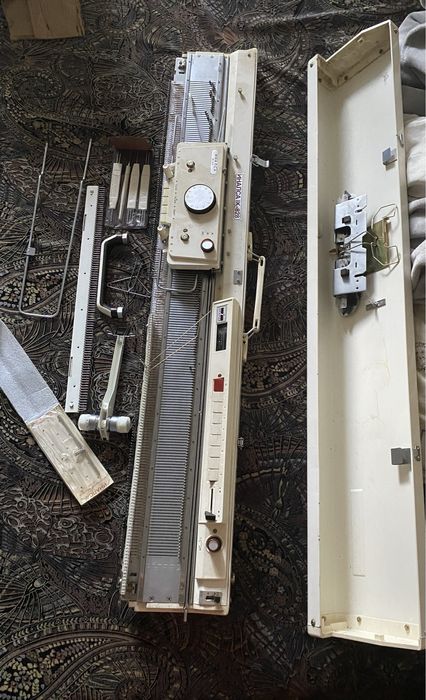 В'язальна машина, машина для в'язання.