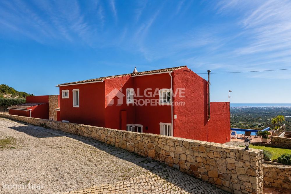 Moradia com Vistas Panorâmicas e Terreno em Estoi