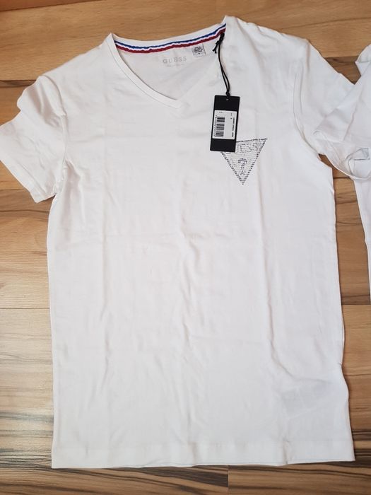 Biały tshirt z trójkątnym logo Guess S, nowy z metkami w pudełku, oryg