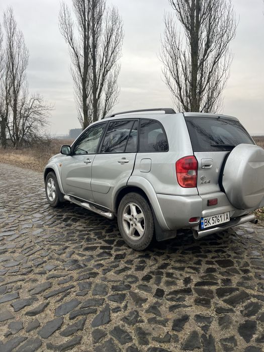 Tuyota rav 4. 2002 року