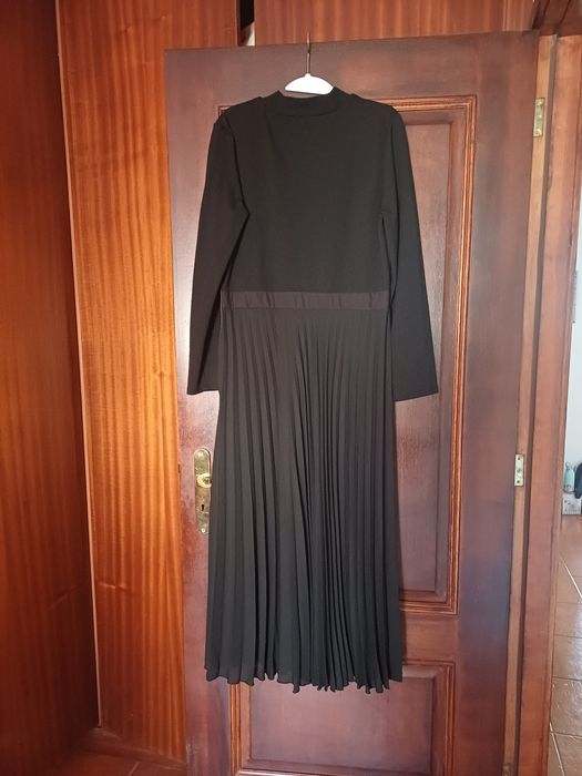 Vestido plissado comprido preto