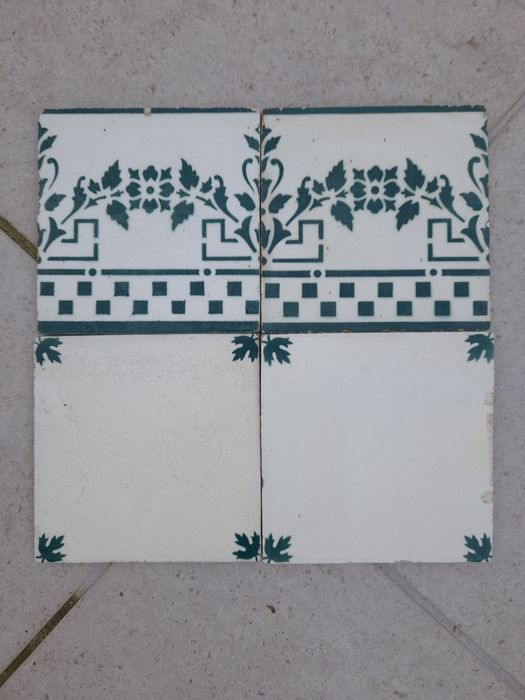 Azulejos e respetiva barra em verde