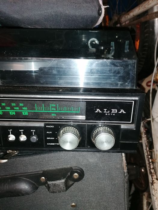 Bela peça de vintage antiga gira disco e rádio cassetes