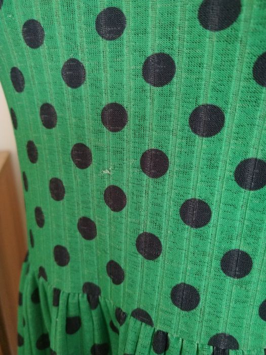 Sukienka Zara na zielonym tle czarne grochy S