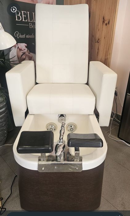 Poltrona de hidromassagem com massagem para     Spa dos pés , pedicure e podologia.
