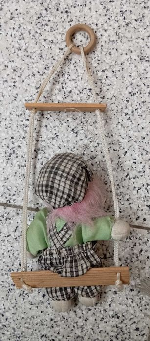 Boneco antigo no baloiço porcelana