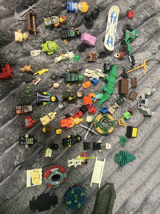 Лего мініфігурки та деталі