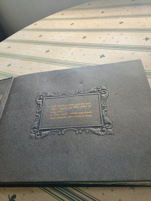 Álbum antigo em ótimo estado.