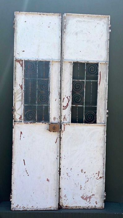 Porta antiga, dupla em ferro, altura 221X128 cm