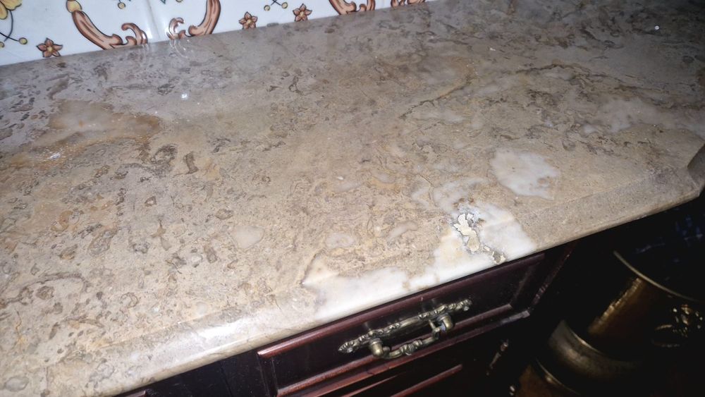 Aparador com tampo em mármore