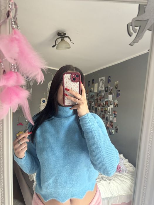 Niebieski sweter z golfem