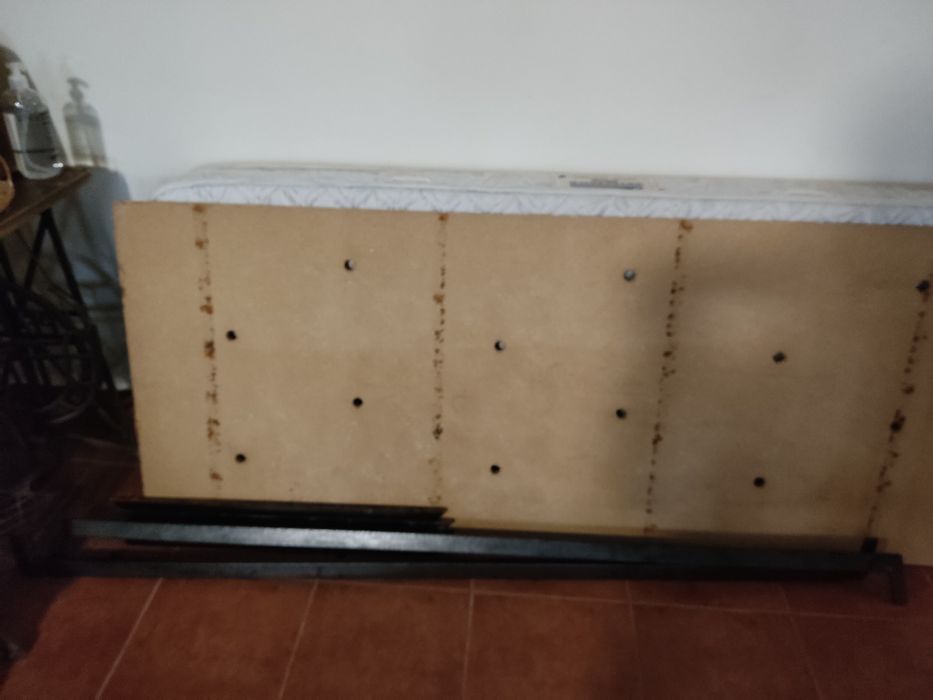 Cama de ferro forjado cinzento escuro
