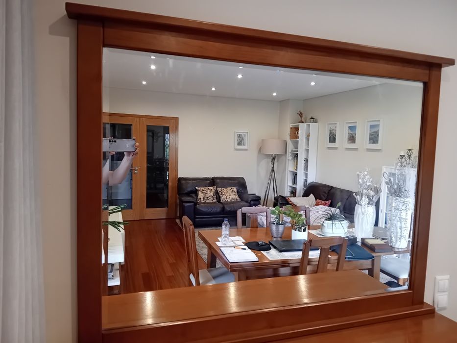 Espelho com moldura em madeira