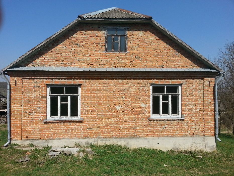 Продаж великого цегляного будинку