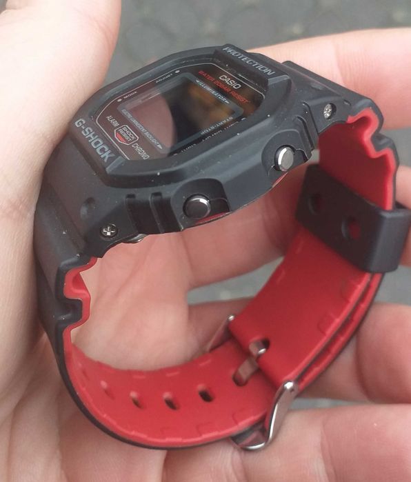 Zegarek Casio G-shock DW-5600HR-1ER ma grawer.