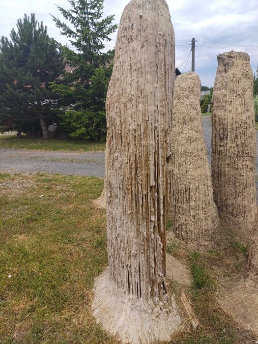 Głazy kamienie ogrodowe ozdoby Stalagmity