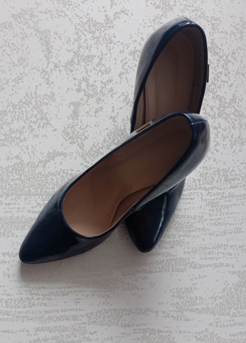 Eleganckie, wysokie, granatowe, lakierowane szpilki R- 40