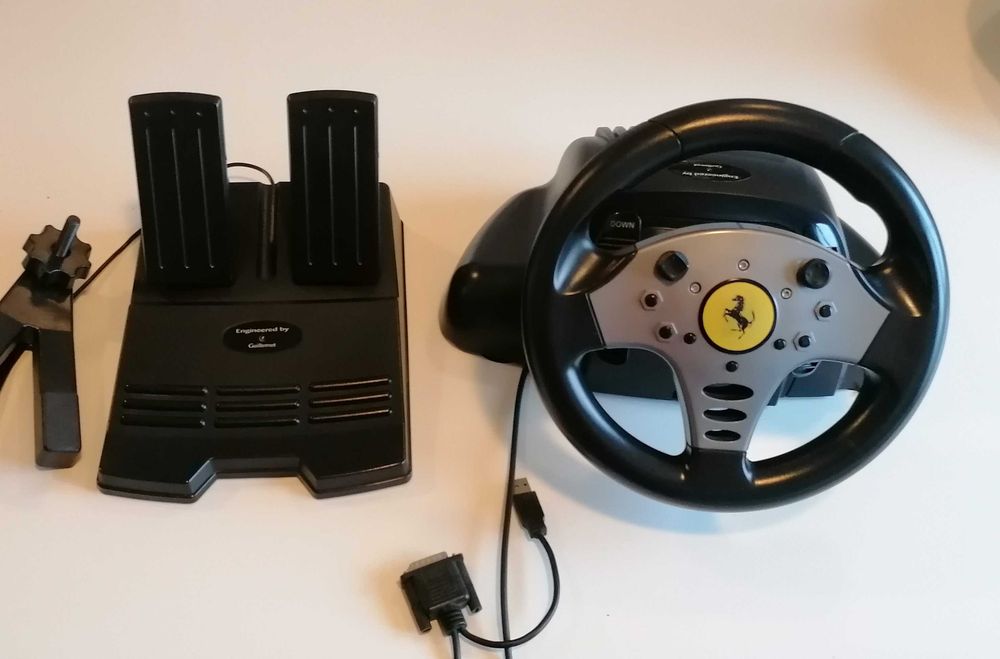 Volante de computador antigo