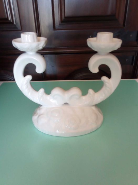 Castiçal duplo branco da fábrica ELPA, de Alcobaça