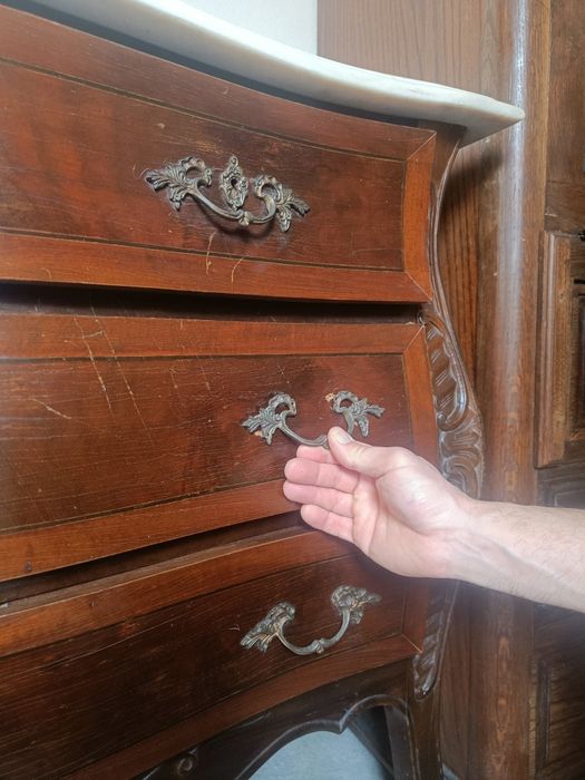 Cómoda antiga em madeira maciça com tampo em mármore – estilo clássico