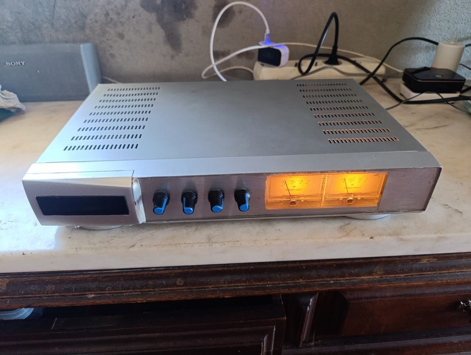 Amplificador com 200W de potência, boa qualidade.