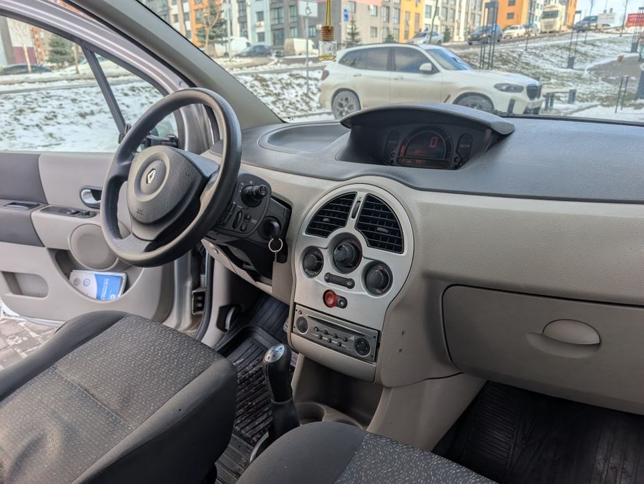 Маленька зручна машинка в рідній фарбі!