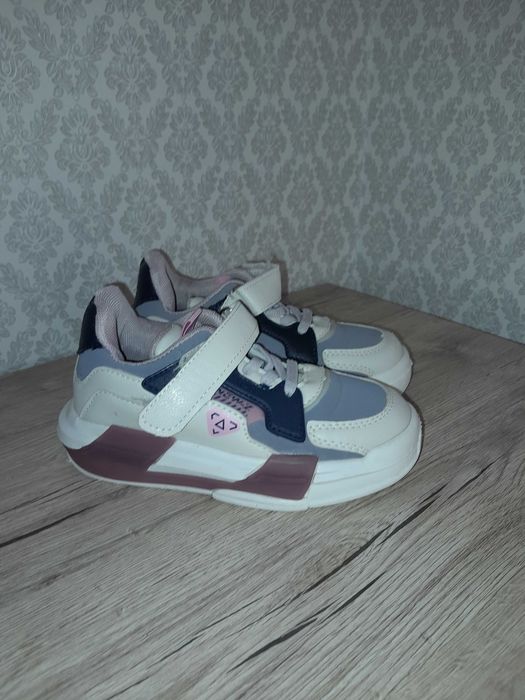 Кросівки на липучці