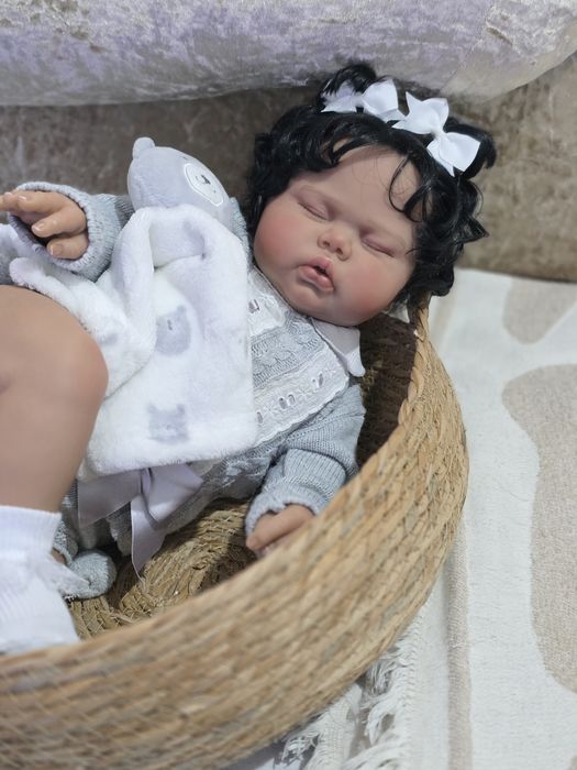 Bebe Reborn Menina cabelo Preto 60 cm  Kit Pickle com enxoval