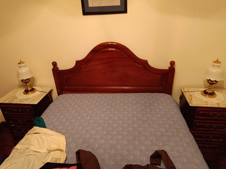 Mobília de quarto em cerejeira com tampos em pedra mármore