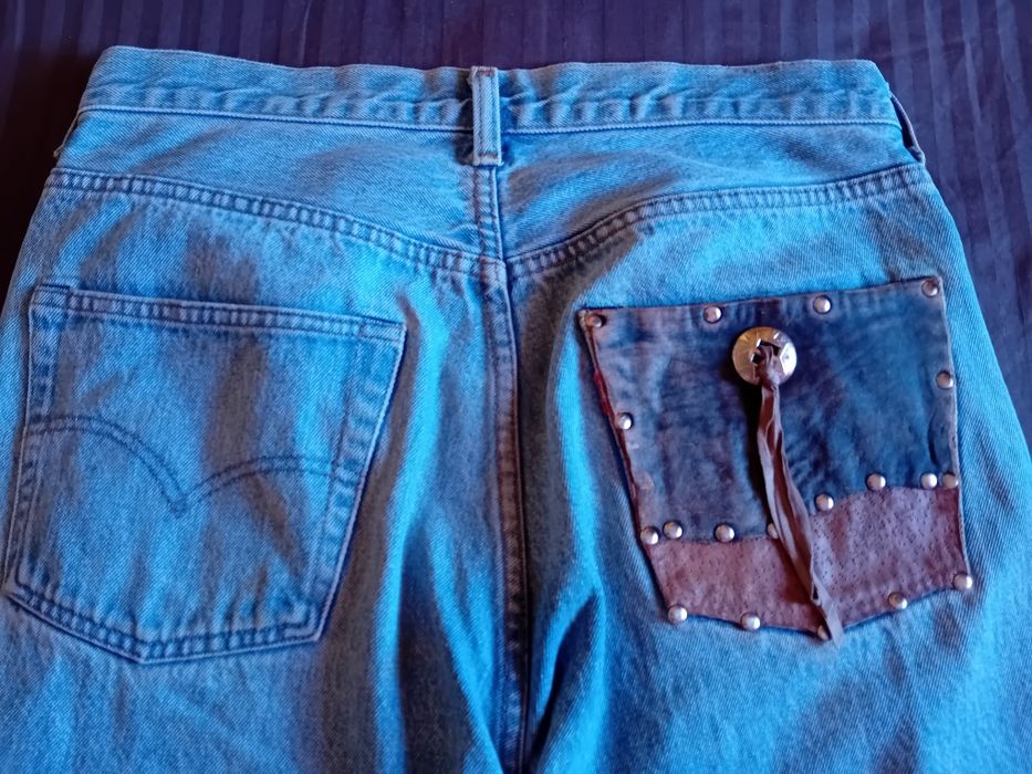 Calças ganga com aplicações em pele/cabedal, marca Levis Strauss originais/verdadeiras, compradas em Ibiza, em excelentes condições.