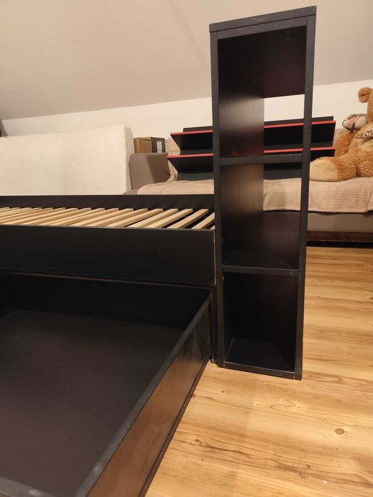 Łóżko młodzieżowe z szufladami i zagłówkiem na książki