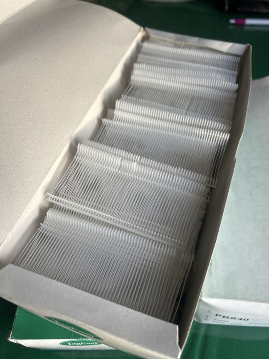 15000 Fixadores de etiquetas.