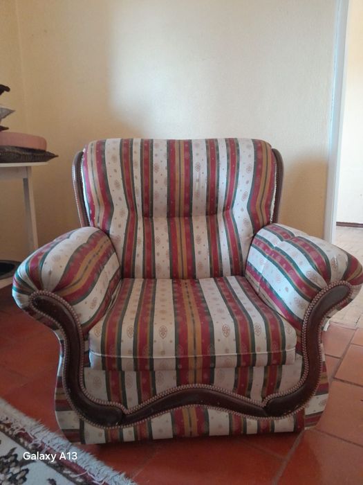 Conjunto de 3 sofás em bom estado