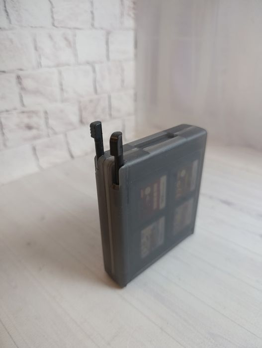 Кейс для картриджів Nintendo DS з іграми (8шт) та 2 стілусами оригінал
