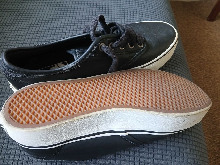 Tenis Vans pretos em pele e com pequena altura