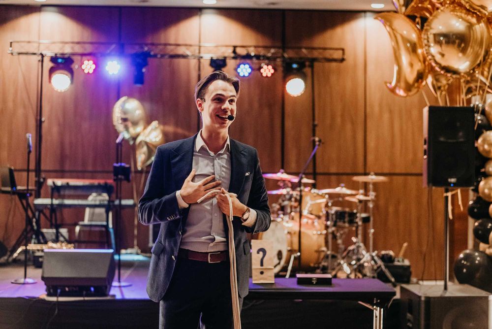 Pokaz Iluzji | Kajetan Bielecki | Iluzjonista Komediowy | Magik