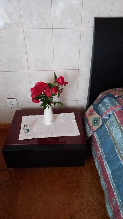 Conjunto de quarto com cama + cómoda + mesas de cabeceira