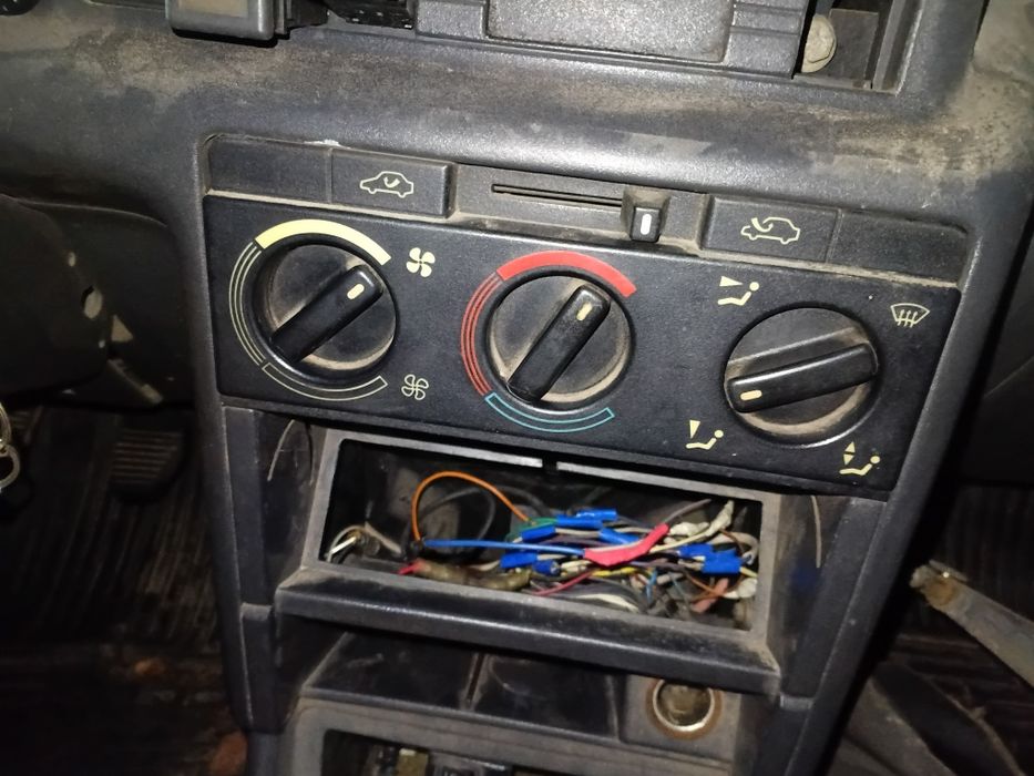 Продам стекла на пежо 405.