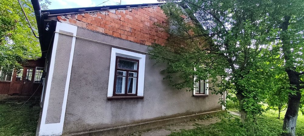 Ділянка,половина хати.