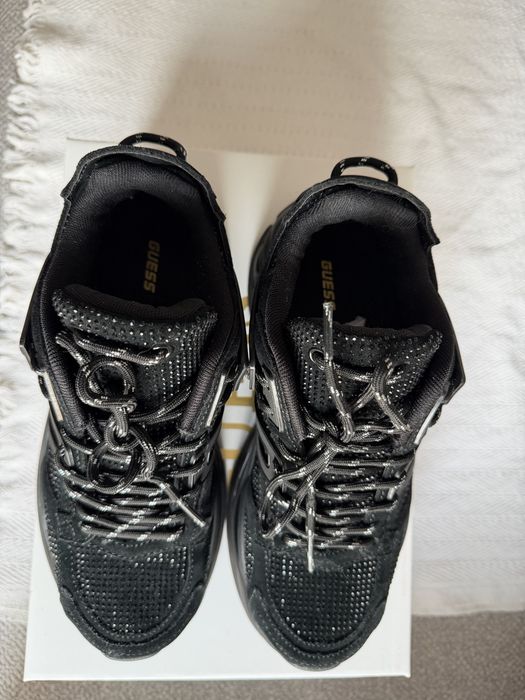 Кроссівки Guess.