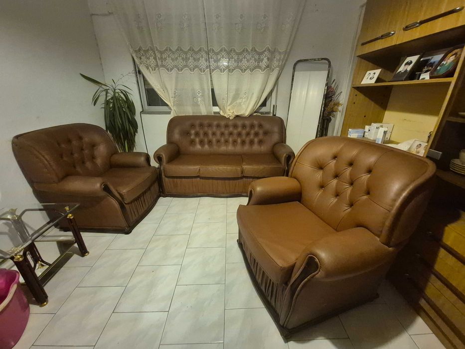 Conjunto de três sofás de sala