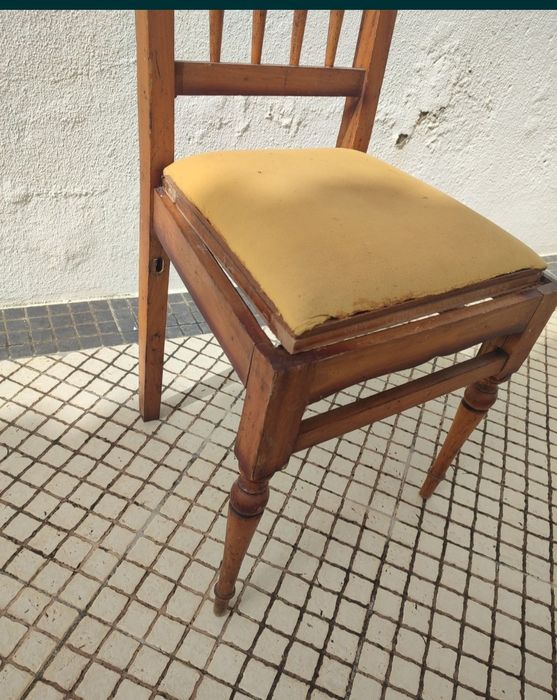 Cadeira de madeira para restauro