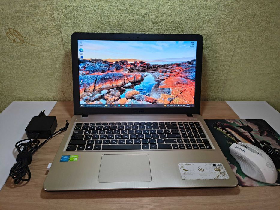 ASUS VivoBook 15.6" FHD IPS LP156WF6-SPM3 / Intel Pentium N4200 / NVIDIA GeForce 920MX 2GB / 4GB ОЗП / 500GB HDD + Bluetooth Мишка + Коврик.