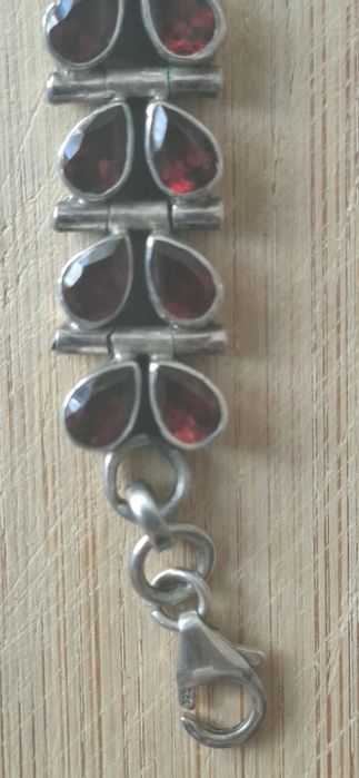 Elegancka bransoletka srebrna z granatami pr. 925