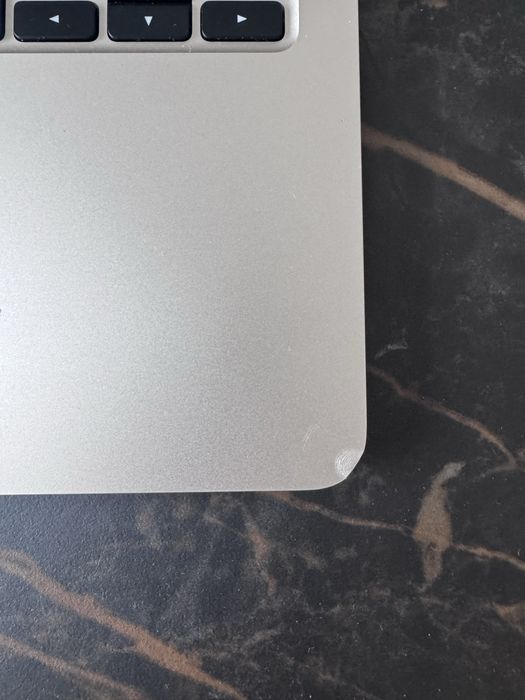 MacBook Air 13”, M2, 2023 r., pęknięta matryca