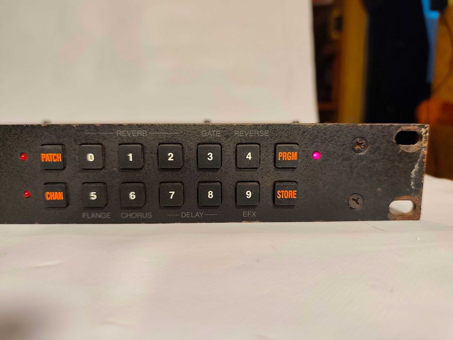 Cyfrowy 16 Bitowy procesor efektów gitarowych ,,ALESIS MIDIVERB II,,